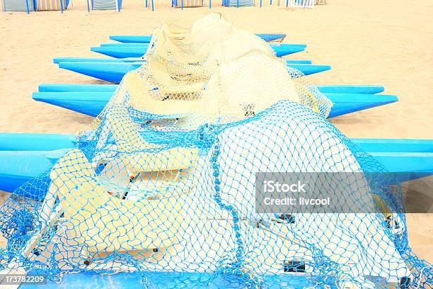 Foto de Canoas Sobre A Rede e mais fotos de stock de Areia - Areia, Azul, Canoagem