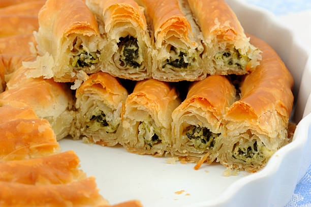 torcido spanakopita da grécia - pie spinach spanakopita filo pastry imagens e fotografias de stock