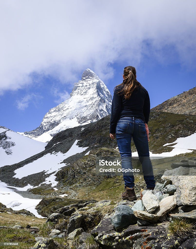 Jovem mulher Admirar a montanha Matterhorn - Royalty-free Admirar a Vista Foto de stock
