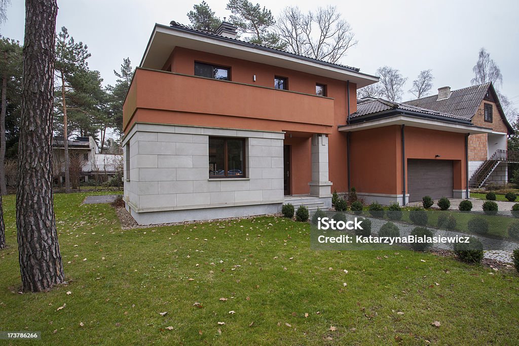 Casa de travertino contemporáneo su hogar lejos del hogar - Foto de stock de Aire libre libre de derechos