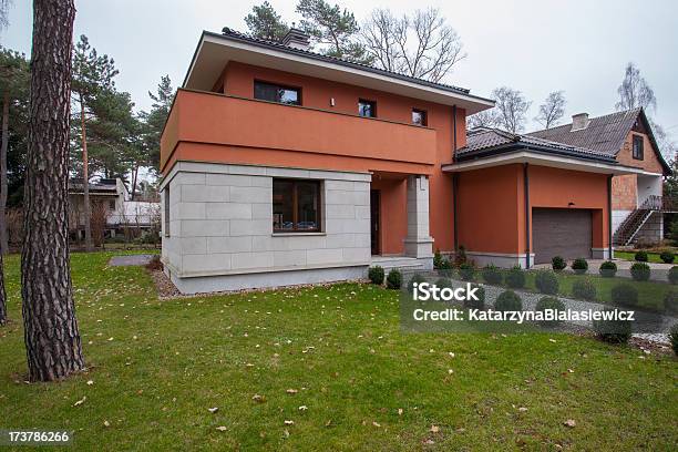 Casa De Travertino Contemporáneo Su Hogar Lejos Del Hogar Foto de stock y más banco de imágenes de Aire libre