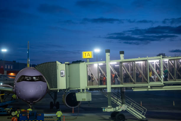 un proceso de embarque de personas en el aeropuerto, un avión preparándose y las personas abordando - leaving business landscape men fotografías e imágenes de stock