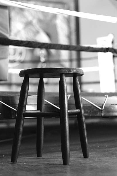 accanto al ring sedile-bw - stool ringside gym chair foto e immagini stock