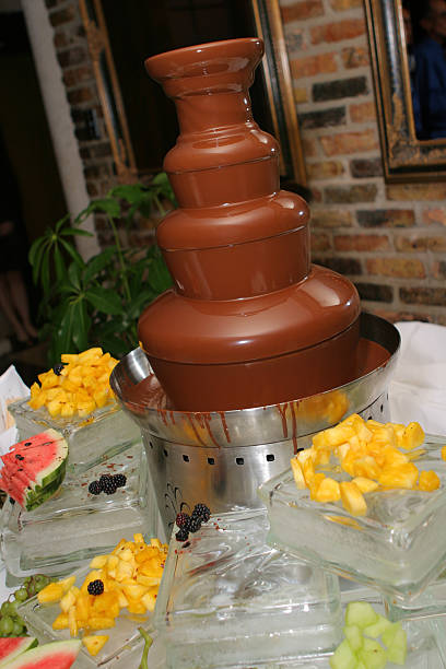 fonte de chocolate - wedding reception fountain chocolate candy wedding imagens e fotografias de stock