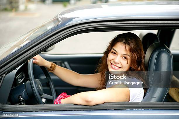 Glückliche Junge Fahrer Stockfoto und mehr Bilder von Auto - Auto, Braunes Haar, Eine Frau allein