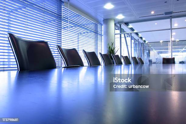 Sala De Juntas Foto de stock y más banco de imágenes de Sala de reuniones para directivos - Sala de reuniones para directivos, Silla, Sin personas