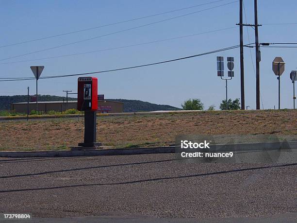 O Solitário Phonebooth - Fotografias de stock e mais imagens de Ao Ar Livre - Ao Ar Livre, Berma da Estrada, Cabina de Telefone Público