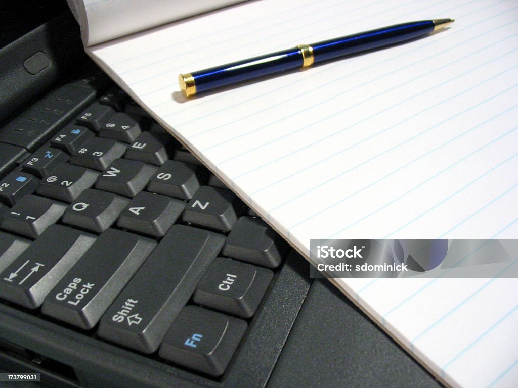 Business-notatki przez laptopa - Zbiór zdjęć royalty-free (Biuro)