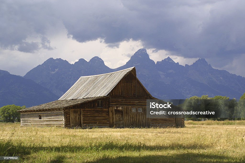 Barn no tempestuoso Tetons - Foto de stock de Aldeia Teton royalty-free