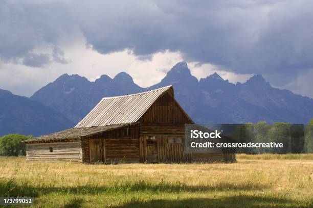 Деревенская В Шторм Tetons — стоковые фотографии и другие картинки Амбар - Амбар, Антиквариат, Большой