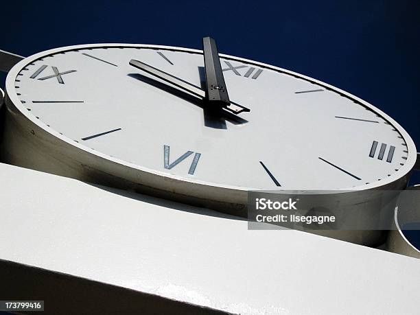 Vista De Ángulo Bajo De Un Reloj Al Aire Libre Foto de stock y más banco de imágenes de Aire libre - Aire libre, Azul, Azul oscuro