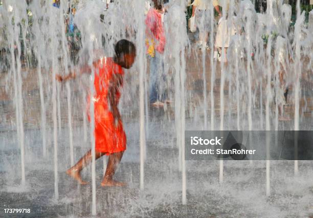 Fuente De Agua Enfriar Dayton Ohio Foto de stock y más banco de imágenes de Calor - Calor, Fuente - Estructura creada por el hombre, Niño