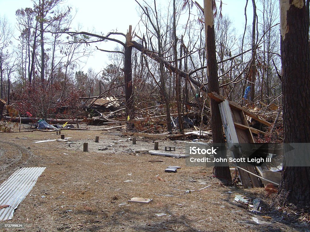 Destruidas Baptist Church en el bosque después del huracán Katrina - Foto de stock de Huracán libre de derechos