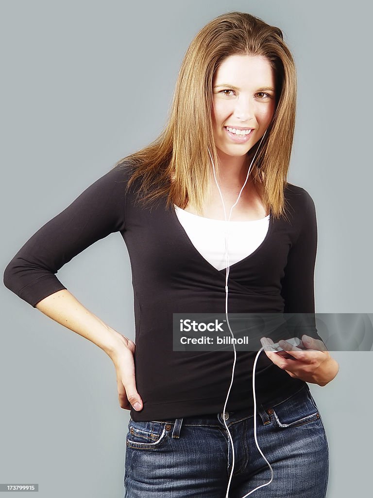 젊은 모델 휴대용 오디오 플레이어 - 로열티 프리 MP3 플레이어 스톡 사진