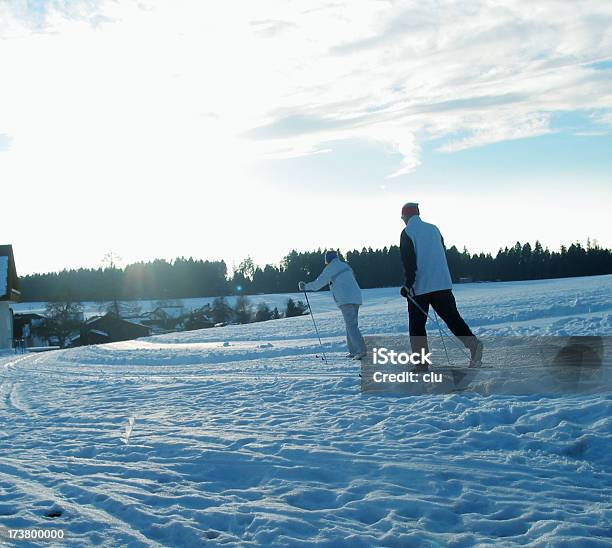 Crosscountry Ski Stockfoto und mehr Bilder von Aktiver Lebensstil - Aktiver Lebensstil, Aktiver Senior, Alter Erwachsener