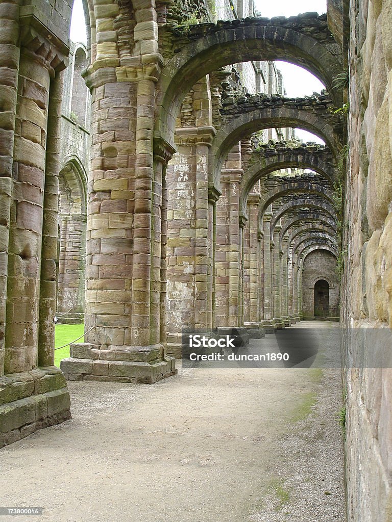 Architechure-Archs construído por volta de 1100 - Foto de stock de Abadia - Mosteiro royalty-free
