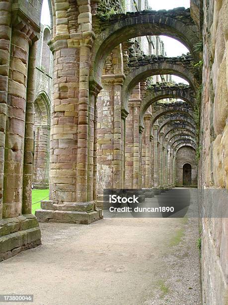 Foto de Architechurearchs Construído Por Volta De 1100 e mais fotos de stock de Abadia - Mosteiro - Abadia - Mosteiro, Abadia de Fountains, Adega - Característica arquitetônica