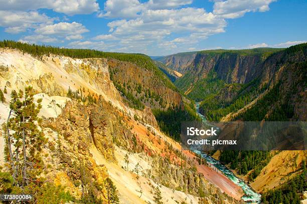 Canyon De Yellowstone - Fotografias de stock e mais imagens de Agosto - Agosto, Ao Ar Livre, Azul