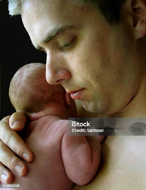 Silencioso Tempo Com O Pai - Fotografias de stock e mais imagens de Abraçar - Abraçar, Acender, Amor