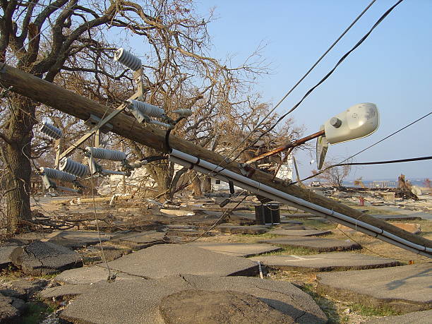 fallen elettricità pali in waveland, mississippi dopo uragano katrina - katrina hurricane katrina damaged hurricane foto e immagini stock