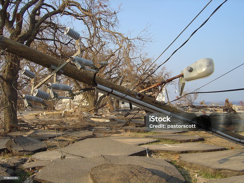 Fallen 電力極ウェーブランド後に、ミシシッピハリケーンカトリーナ - 緊急事態管理のロイヤリティフリーストックフォト
