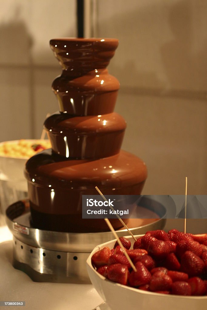 Клубника и шоколад - Стоковые фото Шоколадный фонтан роялти-фри