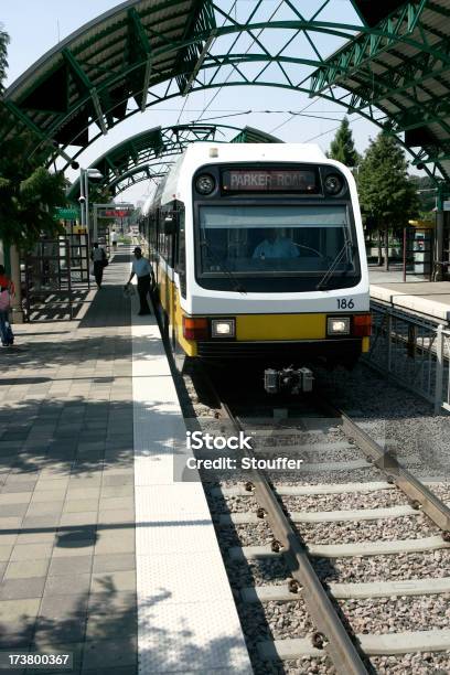 Pendler Light Rail Stockfoto und mehr Bilder von Bahngleis - Bahngleis, Bahnsteig, Benzin