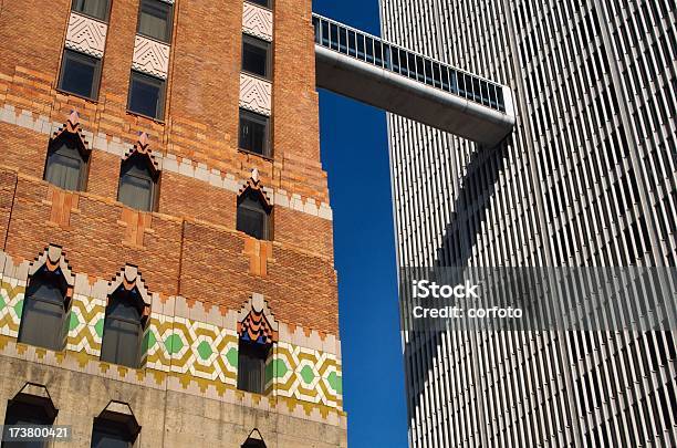 Edificio In Stile Art Déco Accanto A Moderni A Detroit - Fotografie stock e altre immagini di Detroit - Michigan