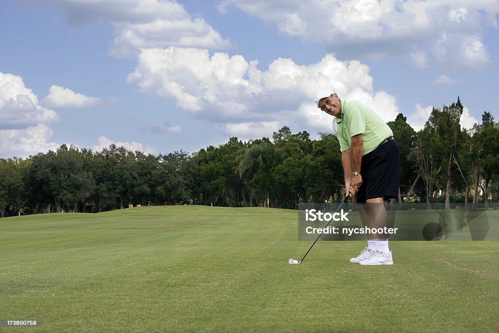 Fröhlich senior Erwachsene männliche Golfspieler auf dem fairway mit Bügeleisen. - Lizenzfrei Aktiver Lebensstil Stock-Foto