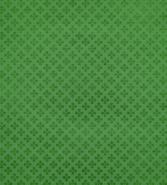 зеленый текстурированной бумаге с клевером - st patricks day clover four leaf clover irish culture стоковые фото и изображения