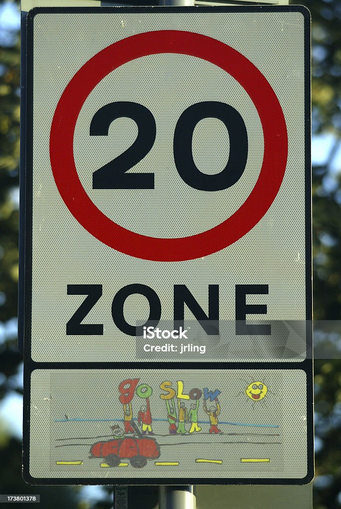 Limite di velocità 20 MPH - Foto stock royalty-free di Ambientazione esterna