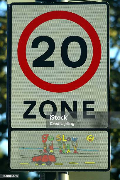 Limite Di Velocità 20 Mph - Fotografie stock e altre immagini di Ambientazione esterna - Ambientazione esterna, Ambientazione tranquilla, Composizione verticale