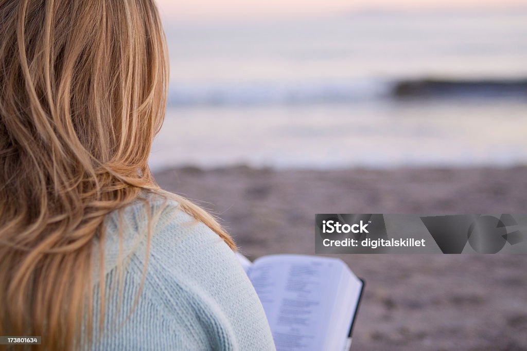 Leitura e descontrair - Royalty-free Bíblia Foto de stock