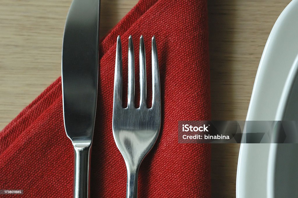 フォーク、ナイフ、ナプキン、プレート - テーブルのロイヤリティフリーストックフォト