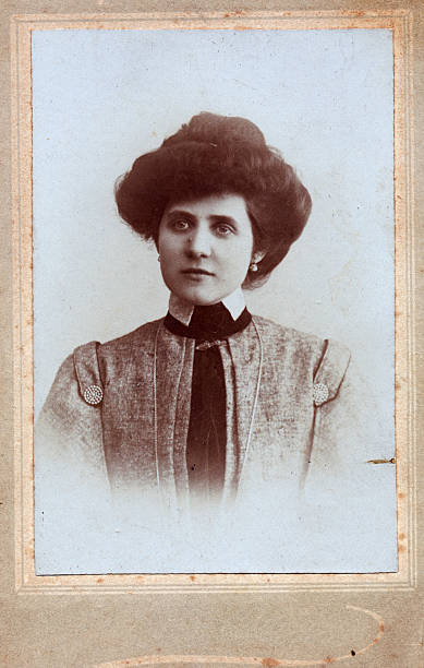 frau porträt im jahr 1905 - 1905 stock-fotos und bilder