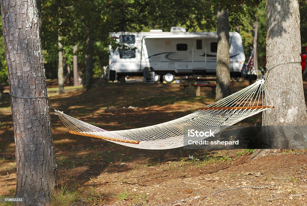 Hamak w Campground - Zbiór zdjęć royalty-free (Biwakować)