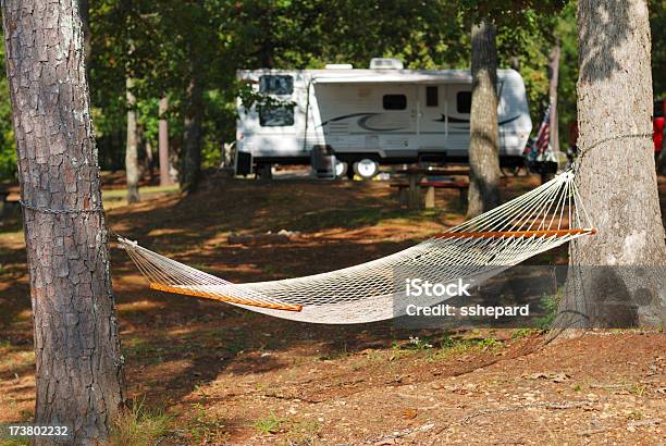 Hamak W Campground - zdjęcia stockowe i więcej obrazów Biwakować - Biwakować, Hamak, Samochód turystyczny
