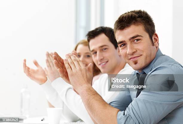 Menschen Applaudieren Stockfoto und mehr Bilder von Applaudieren - Applaudieren, Arbeitskollege, Berufliche Partnerschaft