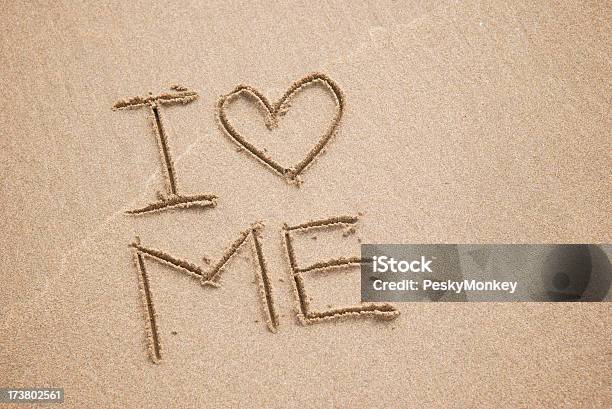 I Heart Mich Sich Verschönern Liebe Nachricht Im Sand Stockfoto und mehr Bilder von Selbstliebe