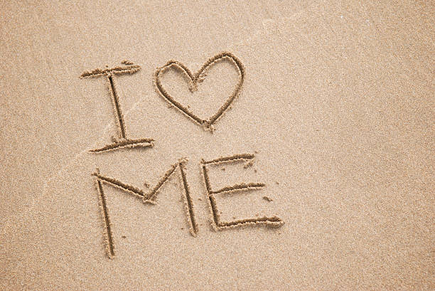 coração-me auto-aperfeiçoamento amor mensagem na areia - self love imagens e fotografias de stock