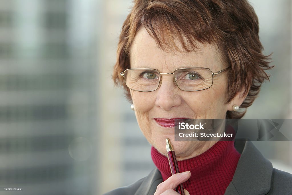 Mujer sonriente con un bolígrafo. - Foto de stock de Consejo libre de derechos