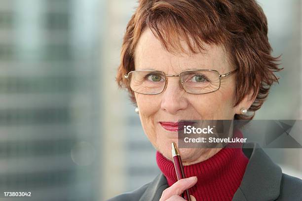 Mujer Sonriente Con Un Bolígrafo Foto de stock y más banco de imágenes de Consejo - Consejo, Sistema jurídico, Abuela