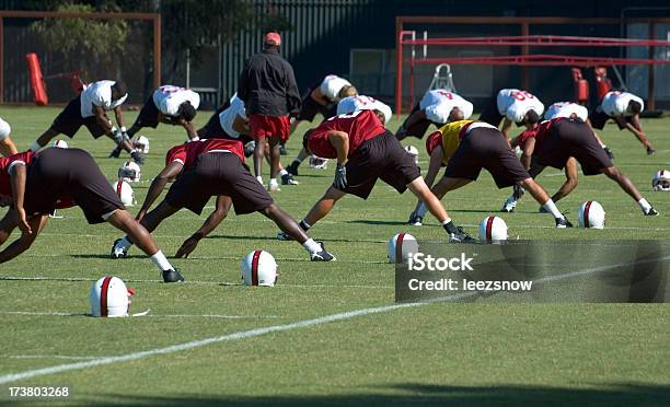 Dehnung Im Fußballtraining Stockfoto und mehr Bilder von Amerikanischer Football - Amerikanischer Football, Sporttraining, Üben