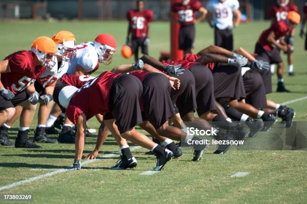 Pratica Del Calcio Partenza - Fotografie stock e altre immagini di Educazione secondaria - Educazione secondaria, Football americano, Praticare