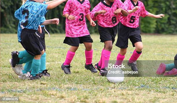 Jungle Piłka - zdjęcia stockowe i więcej obrazów Piłka nożna dzieci - Piłka nożna dzieci, Aktywny tryb życia, Biegać