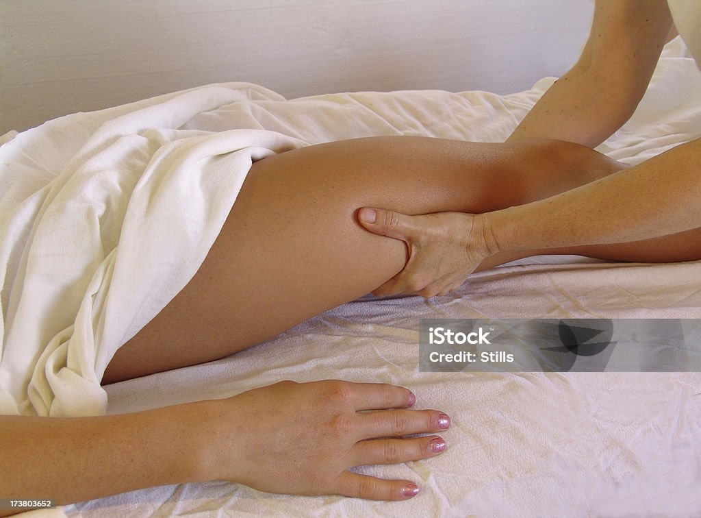 Carrocería-Masaje de piernas - Foto de stock de Adulto libre de derechos