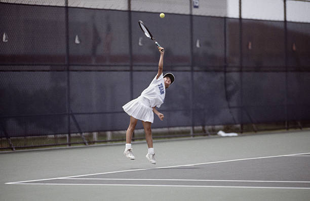 여성 주니어 테니스 선수 제공량의 ball - tennis serving female playing 뉴스 사진 이미지