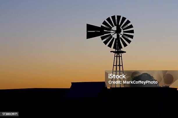 Kansas Windmühle Bei Sonnenuntergang Stockfoto und mehr Bilder von Blau - Blau, Dramatischer Himmel, Fotografie