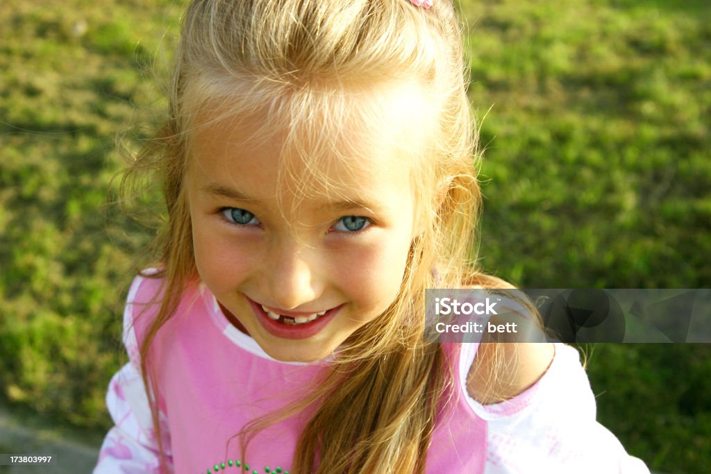 Fille sur une prairie - Photo de Adolescent libre de droits