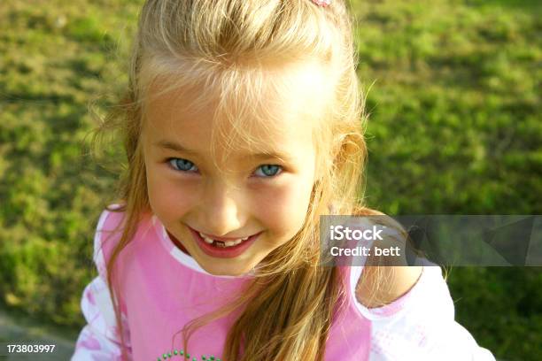 Ragazza Sul Prato - Fotografie stock e altre immagini di Adolescente - Adolescente, Allegro, Bambine femmine